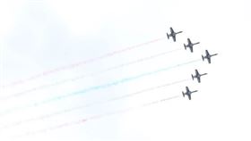 空軍雷虎特技小組噴出藍白紅三色彩煙，為國慶大會畫下句點。(圖/記者邱榮吉拍攝)