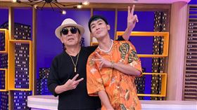 藝人高捷(左一)、吳思賢(右一)兩人相差30歲，卻一樣童心未泯行為很中二。（圖／衛視中文台提供）