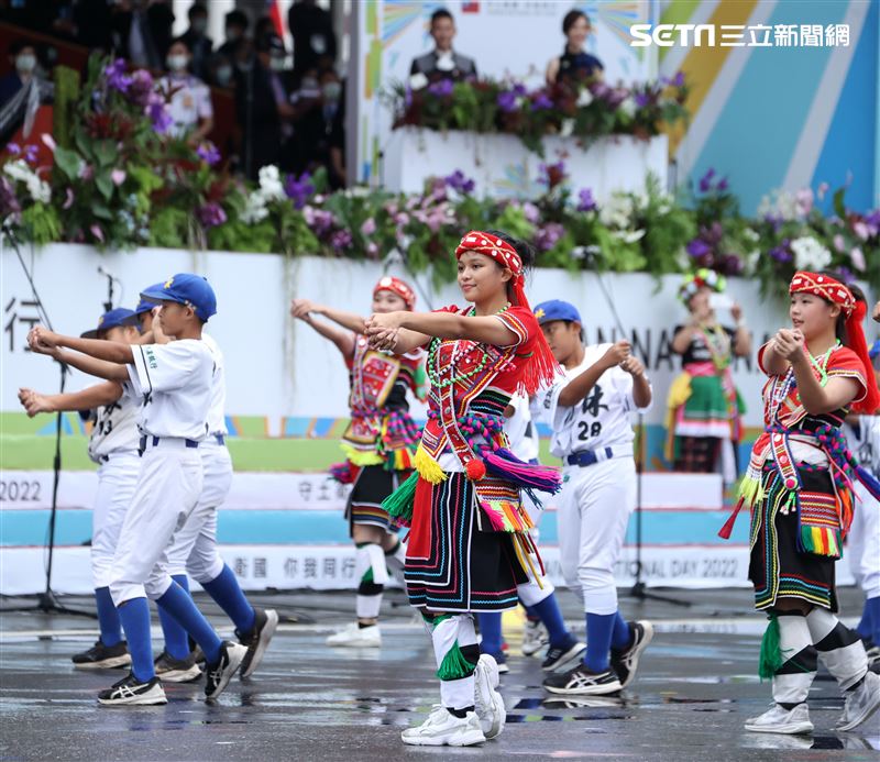 中華民國111年國慶日原住民舞蹈表演。（記者邱榮吉/攝影）