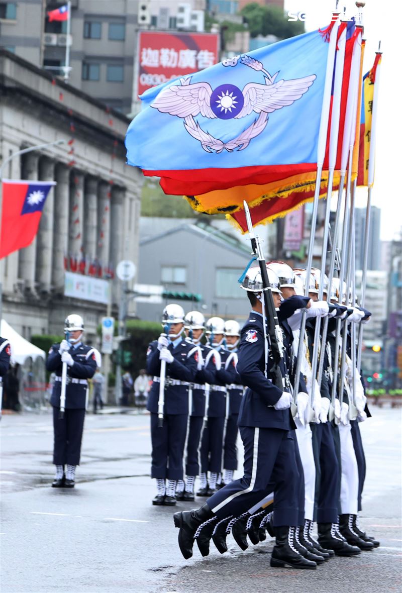 中華民國111年國慶日，三軍樂儀隊高難度操槍表演。（記者邱榮吉/攝影）