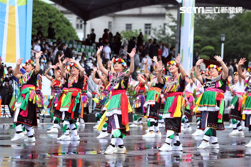 中華民國111年國慶日原住民舞蹈表演。（記者邱榮吉/攝影）