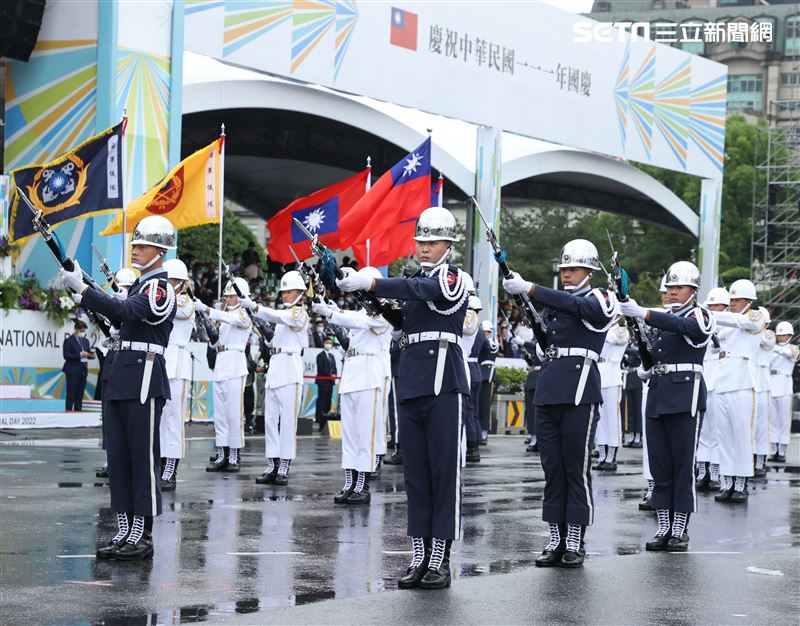 中華民國111年國慶日，三軍樂儀隊高難度操槍表演。（記者邱榮吉/攝影）