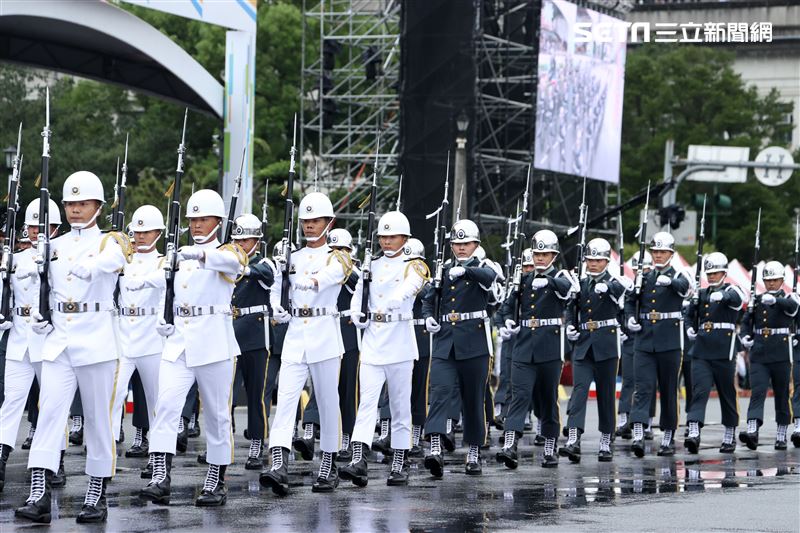 中華民國111年國慶日，三軍樂儀隊高難度操槍表演。（記者邱榮吉/攝影）