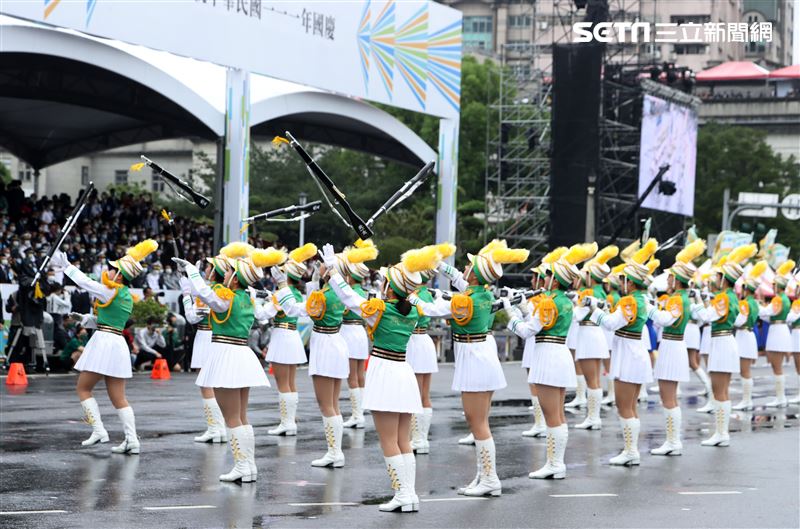 中華民國111年國慶日北ㄧ女樂儀旗隊精彩表演。（記者邱榮吉/攝影）