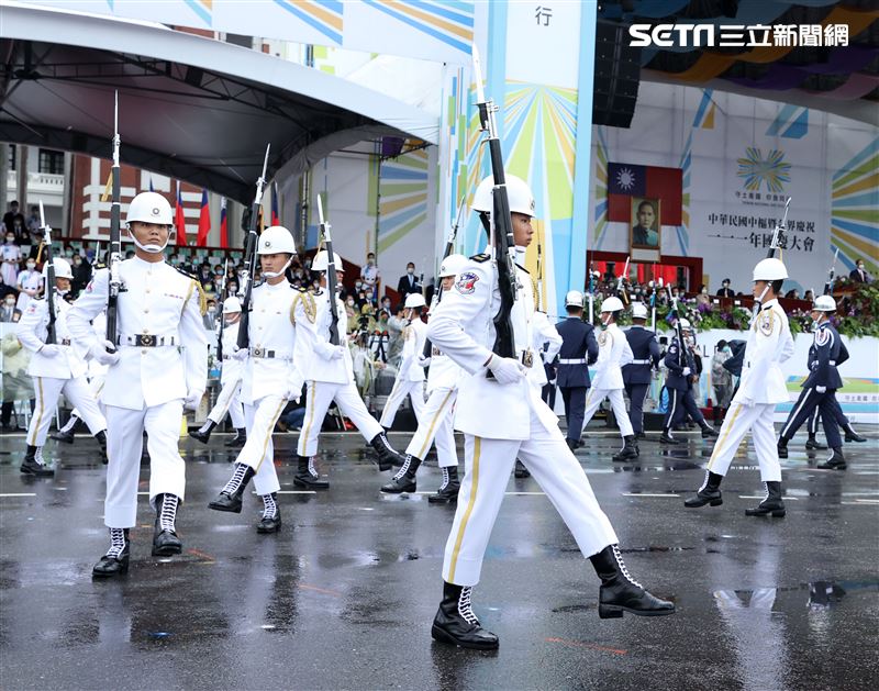 中華民國111年國慶日，三軍樂儀隊高難度操槍表演。（記者邱榮吉/攝影）