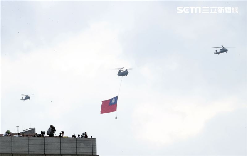 中華民國111年國慶日航特部CH-47SD吊掛巨幅國旗向大會致意。（記者邱榮吉/攝影）