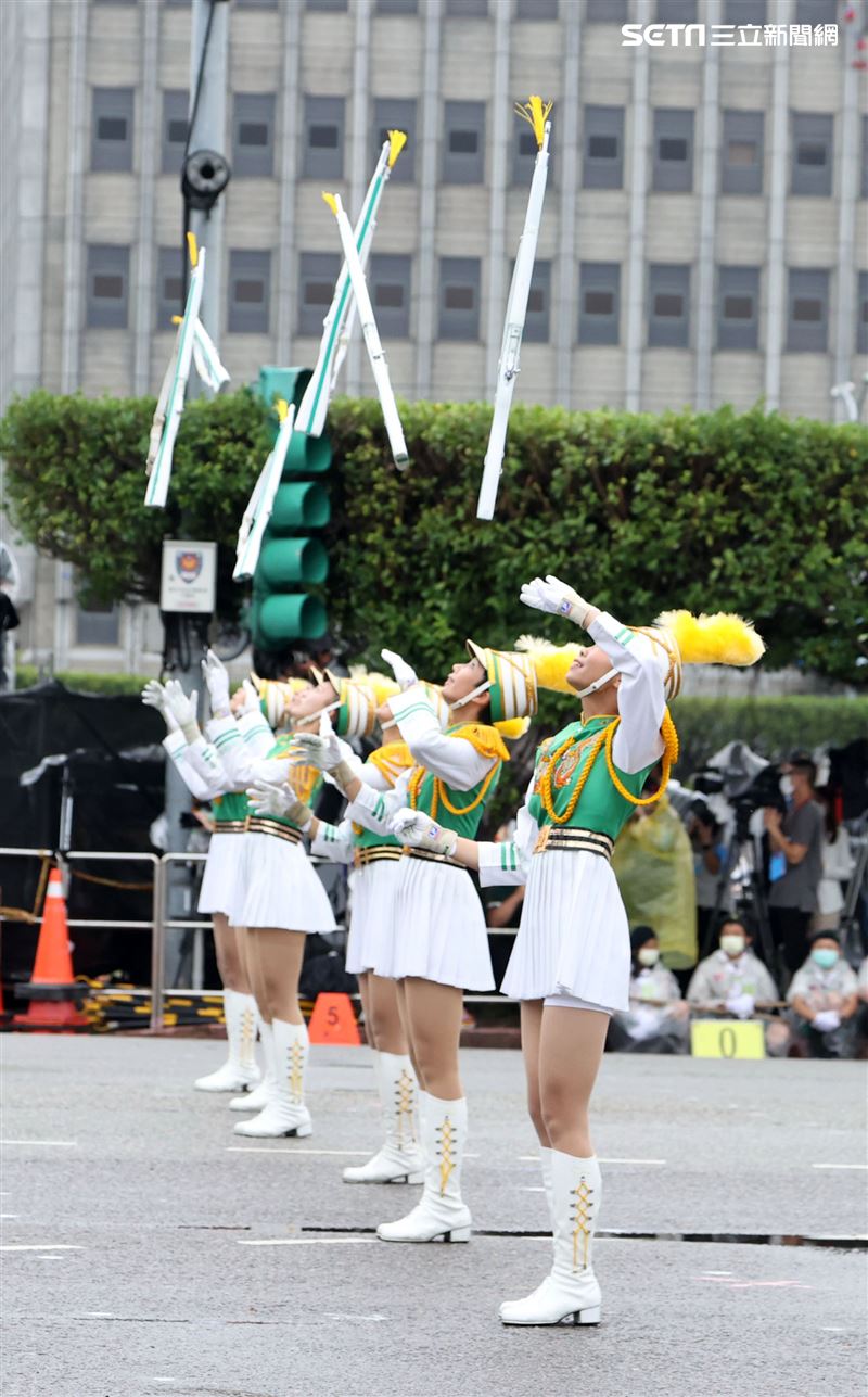 中華民國111年國慶日北ㄧ女樂儀旗隊精彩表演。（記者邱榮吉/攝影）
