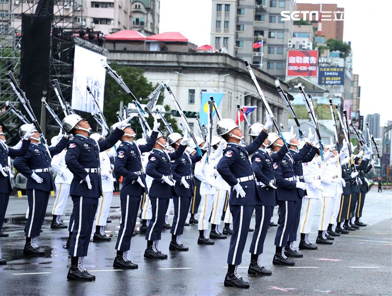 中華民國111年國慶日，三軍樂儀隊高難度操槍表演。（記者邱榮吉/攝影）