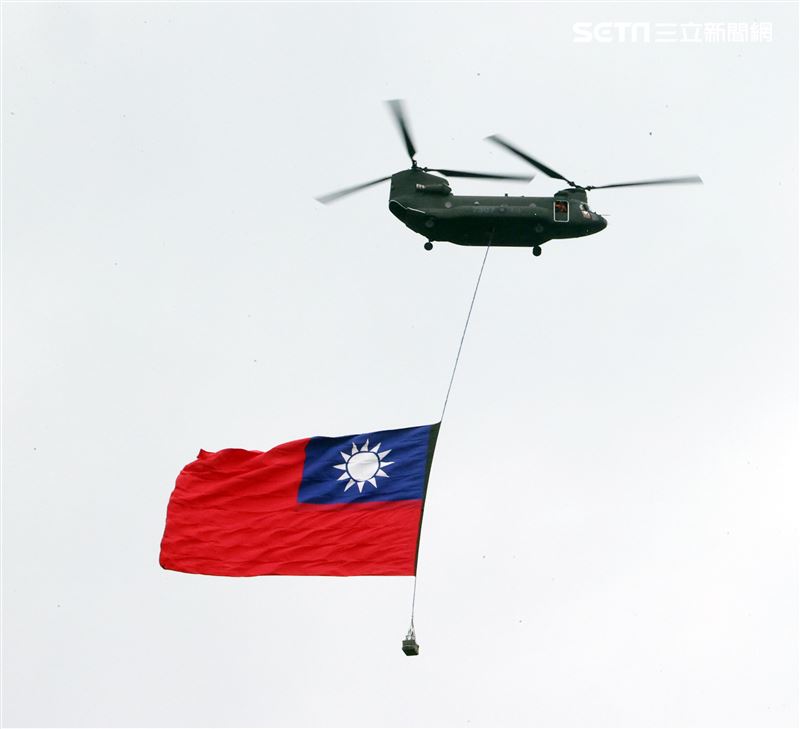 中華民國111年國慶日航特部CH-47SD吊掛巨幅國旗向大會致意。（記者邱榮吉/攝影）