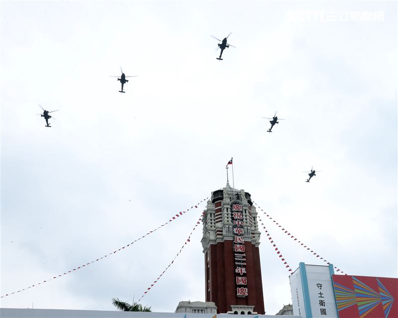 中華民國111年國慶日陸航AH-64E阿帕契攻擊直升機飛越總統府上空。（記者邱榮吉/攝影）