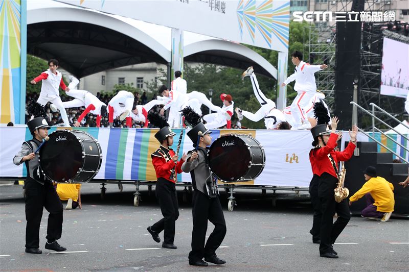 中華民國111年國慶日年輕人街舞表演。（記者邱榮吉/攝影）