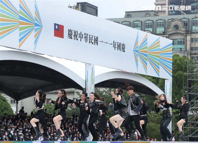 中華民國111年國慶日年輕人街舞表演。（記者邱榮吉/攝影）