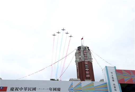 中華民國111年國慶日雷虎小組彩煙大雁隊形飛越總統府上空。（記者邱榮吉/攝影）
