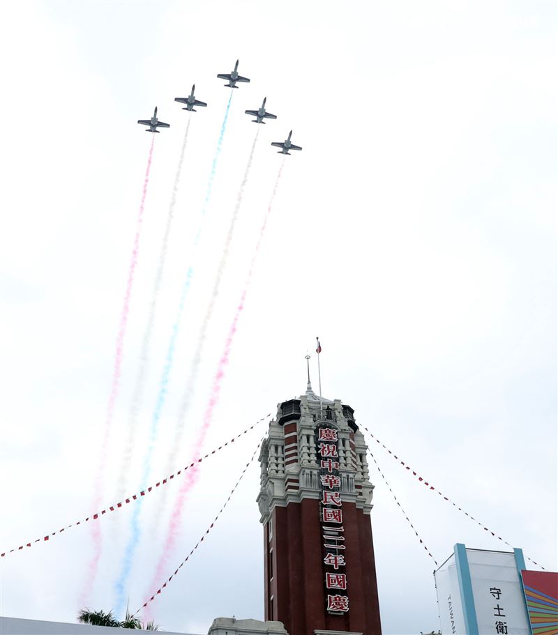 中華民國111年國慶日雷虎小組彩煙大雁隊形飛越總統府上空。（記者邱榮吉/攝影）