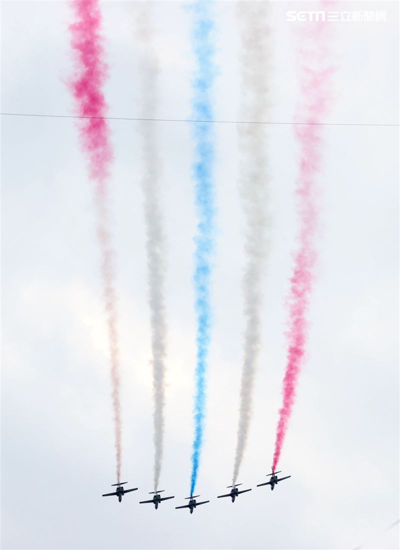 中華民國111年國慶日雷虎小組彩煙大雁隊形飛越總統府上空。（記者邱榮吉/攝影）