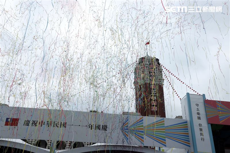 中華民國111年國慶日雷虎小組彩煙大雁隊形飛越總統府上空。（記者邱榮吉/攝影）