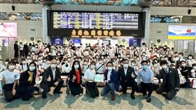 橘高校離台前，文總送上最後一份禮物，是紀念郵摺。（圖／文總秘書長李厚慶提供）