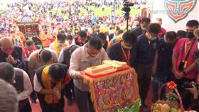 恭迎全台九聖尊神 關渡宮水上巡安賜福