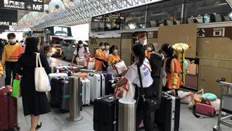 「橘色惡魔」淚灑機場：還要再到台灣玩！