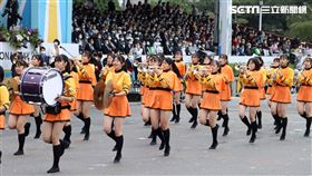 中華民國111年國慶日日本「橘色惡魔」橘高校國慶表演，元氣滿滿，隊伍超整齊。（記者邱榮吉/攝影）