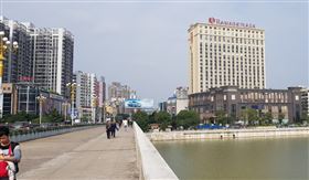 中國噁男隨地吐痰！「散播BF.7病毒株」導致多人感染
中國廣東韶關（圖／翻攝自Google Maps）