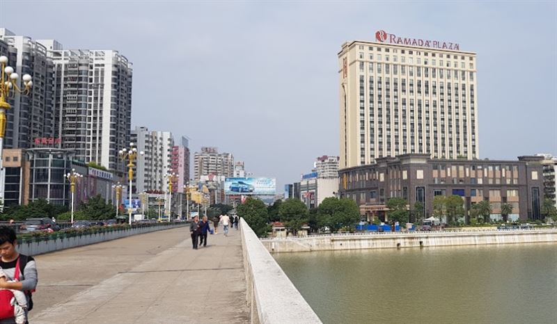 中國噁男「隨地吐痰」！沿街路人慘確診