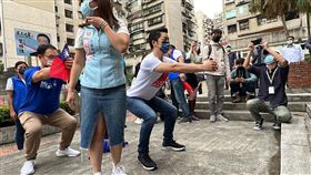 蔣萬安示範深蹲國民黨台北市長參選人蔣萬安（中）10日上午出席興安華城社區慶祝國慶升旗典禮，會後在社區中庭示範「深蹲」。中央社記者鄭傑文攝  111年10月10日