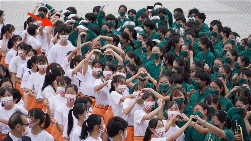 橘色惡魔和小綠綠比愛心「他」超尷尬