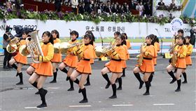 中華民國111年國慶日日本「橘色惡魔」橘高校國慶表演，元氣滿滿，隊伍超整齊。（記者邱榮吉/攝影）