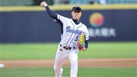 黃宣帶著訂製手套、全副武裝為悍將開出好球。（圖／富邦悍將提供）