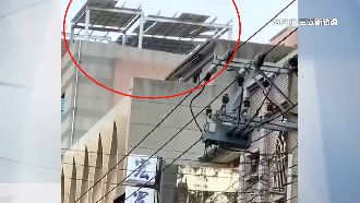 朴子農會太陽能板高速墜落　砸毀休旅車