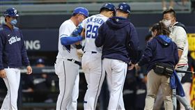 申皓瑋被自打球擊中左小腿，在工作人員攙扶下退場。（圖／富邦悍將提供）