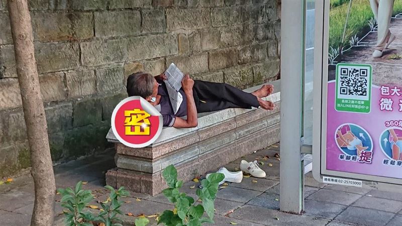 阿伯「寶特瓶」撐頭看報　網驚：隱世高手