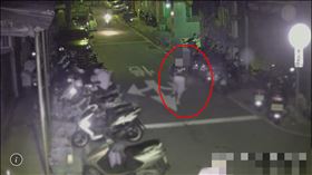 ▲新北市郭男在板橋因有案通緝在身，被女警壓制逮捕，跑不到百米就連摔了2次。（圖／翻攝畫面）