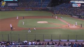 桃猿捕手嚴宏鈞踢球棒的危險舉動，引發網友熱議。（圖／翻攝自中信兄弟官方頻道）