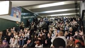 ▲烏克蘭第一夫人澤倫斯卡分享民眾在地鐵內，大聲唱歌躲過轟炸的影片。（圖／翻攝自Olena Zelenska官方Telegram）