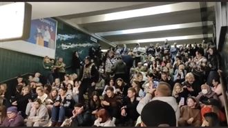 基輔市民躲地鐵站「唱國歌」挺過俄軍轟炸