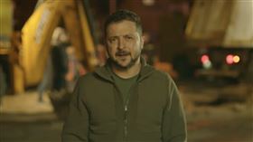 ▲澤倫斯基深夜現身基輔市中心，遭轟炸現場，向全國喊話。工人正在搶修路面。（圖／翻攝自Zelenskiy officel官方Telegram）