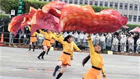 中華民國111年國慶日日本「橘色惡魔」橘高校國慶表演，元氣滿滿，隊伍超整齊。（記者邱榮吉/攝影）
