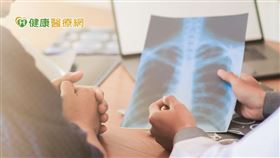 王喬弘醫師指出，有些罹患第三期非小細胞肺癌的患者，會擔心化放療的副作用而遲遲不敢踏出去，鼓勵患者「找到專業醫師」，醫師們通常都能針對療程中的副作用進行治療，度過化放療期間的不適感，找到最適治療方式。