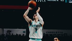 ▲「球三弟」鮑爾（LaMelo Ball）受傷退場。（圖／翻攝自黃蜂推特）