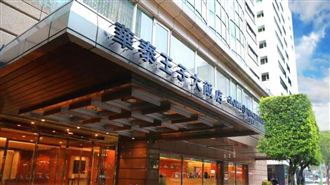 華泰王子特賣首日湧人潮　打出銅板價出清