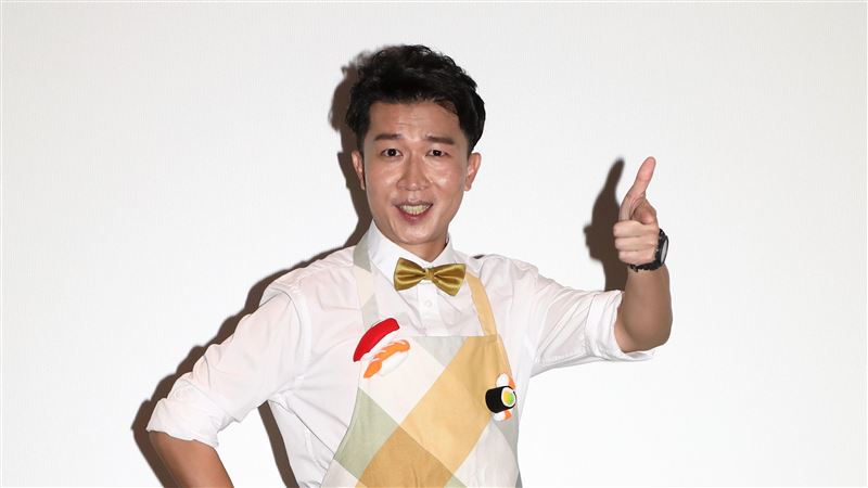 張立東靈舌撩3妹貼臉熱聊　腿上辣舞被拍