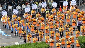 日本京都橘高校吹奏部國慶演出（3）中華民國中樞暨各界慶祝111年國慶大會10日在總統府前廣場舉行，擁有「橘色惡魔」稱號的日本京都橘高校吹奏部來台演出，樂器上有著「日台友情Always Here」的字樣。中央社記者鄭清元攝  111年10月10日