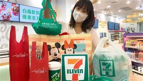 12日起7-ELEVEN於超過6,500間門市將陸續停止提供咖啡及鮮食的一次性免費提網服務(依庫存量供應完為止)，鼓勵消費者自行攜帶購物袋並重複使用。（圖／統一超提供）