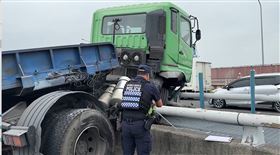 新／國道1雲林段　曳引失控車頭卡分隔島（圖／翻攝畫面）