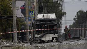 俄羅斯在烏克蘭第聶伯羅發動襲擊後，一場爆炸損壞了一輛公共汽車（圖／美聯社／達志影像）