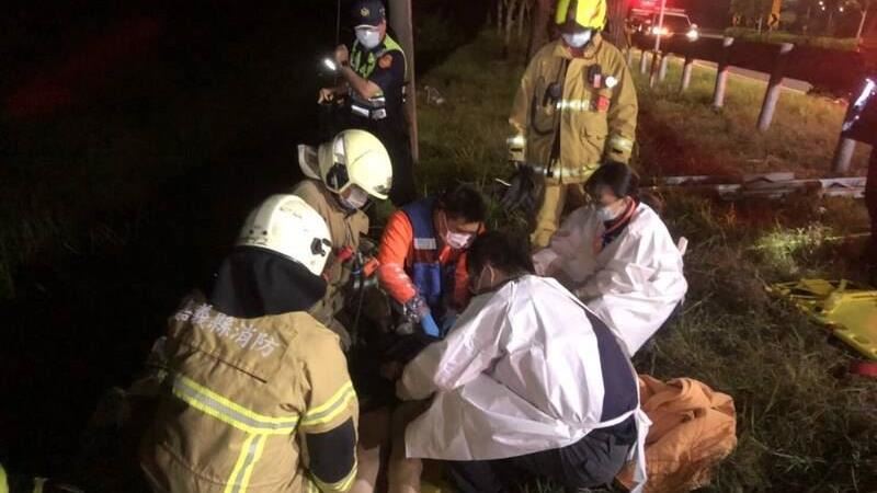 台南女半夜回家　過彎失控墜3層樓高邊坡