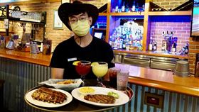 Texas Roadhouse德州鮮切牛排品牌生日慶 對中指定證件號碼及10月壽星獨享優惠 邀你一同大口吃肉、舉杯同樂。（圖／品牌業者提供）