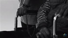 影片由實際在日照中心接受照顧的長輩與照顧者共同演出，引發共鳴。（圖／截自東基公益影片）